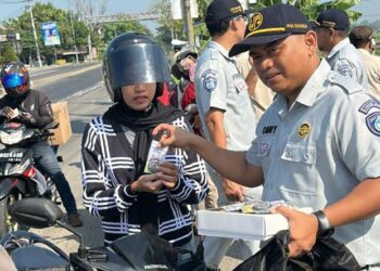 Himbauan Keselamatan Transportasi,  Jasa Raharja dan Polres Ngawi gelar Aksi Simpatik Kolaborasi Beri Pesan ke Masyarakat Bahaya Laka Lantas