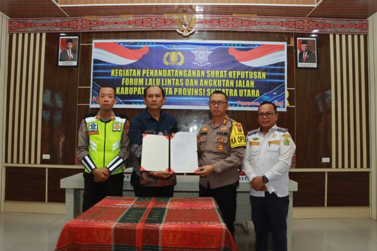 Polres Samosir dan Pemkab Samosir Ikuti Penandatanganan SK Forum Lalu Lintas dan Angkutan Jalan