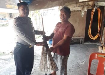 Sambut Hari Bhayangkara ke-78, Personil Sat Binmas Polres Samosir Salurkan Alat Bantu Kebersihan