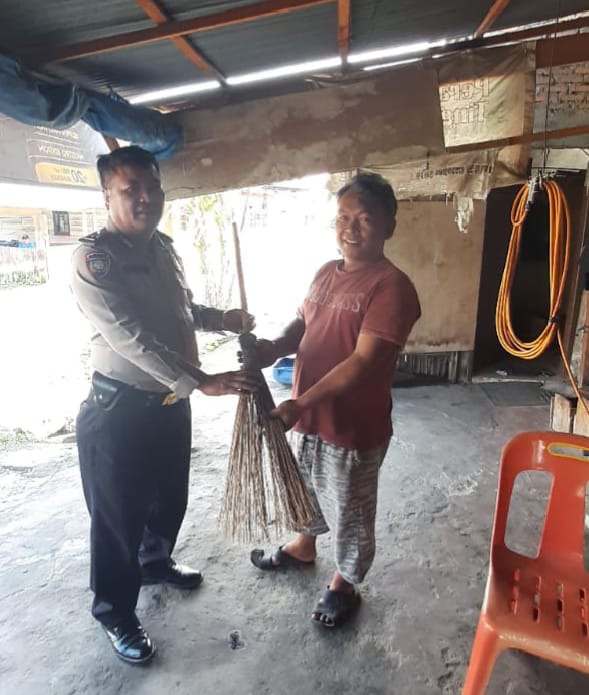 Sambut Hari Bhayangkara ke-78, Personil Sat Binmas Polres Samosir Salurkan Alat Bantu Kebersihan