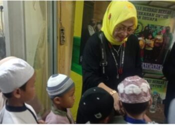 Santuni Puluhan Anak Yatim, Bendahara Balai Wartawan Jakut Rutin Berbagi Momen Jumat Berkah