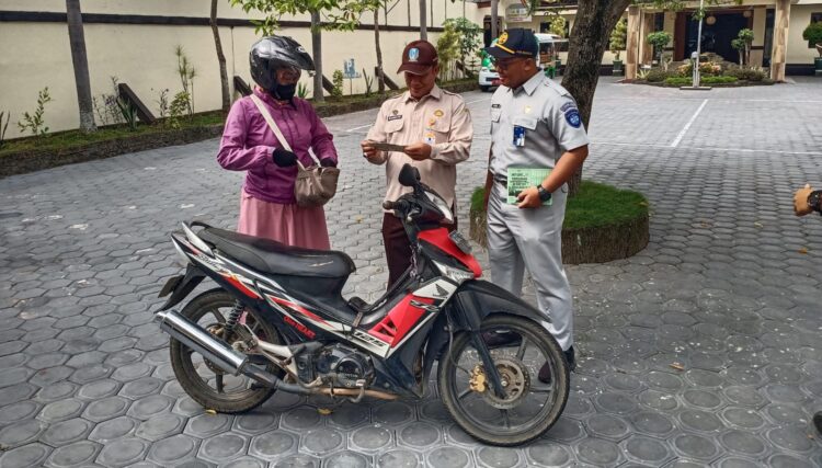 Samsat Tulungagung Gelar Operasi Gabungan Untuk Meningkatkan Kepatuhan Masyarakat Terhadap Pajak Kendaraan Bermotor.