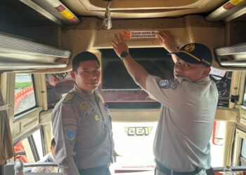 Jasa Raharja Ngawi  dan Dishub Ngawi Sosialisasi Keselamatan Transportasi Cegah Laka Lantas di Ngawi dengan Pasang Stricker Himbauan Keselamatan