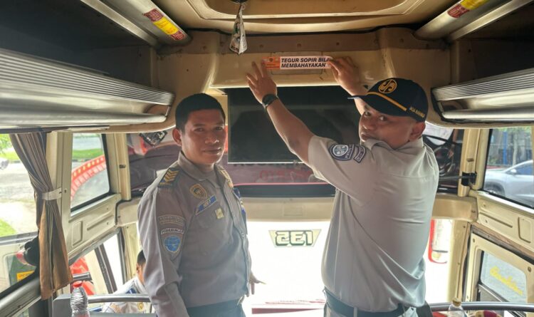 Jasa Raharja Ngawi dan Dishub Ngawi Sosialisasi Keselamatan Transportasi Cegah Laka Lantas di Ngawi dengan Pasang Stricker Himbauan Keselamatan