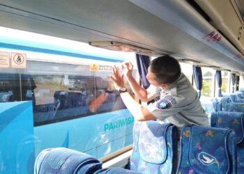 Pemasangan Stiker Himbauan Keselamatan di Armada Bus Langkah Proaktif Dalam Meningkatkan Keselamatan Angkutan Penumpang Umum