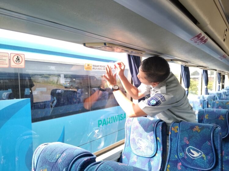 Pemasangan Stiker Himbauan Keselamatan di Armada Bus Langkah Proaktif Dalam Meningkatkan Keselamatan Angkutan Penumpang Umum