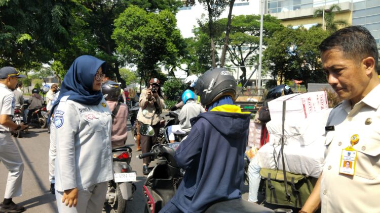 Oprasi Gabungan Samsat Surabaya Utara Tindak lanjut Rapat TIM Pembina Samsat Kota Surabaya, Guna Memberikan Edukasi dan Teguran Kepada Masyarakat Untuk Tertib Serta Taat Pajak