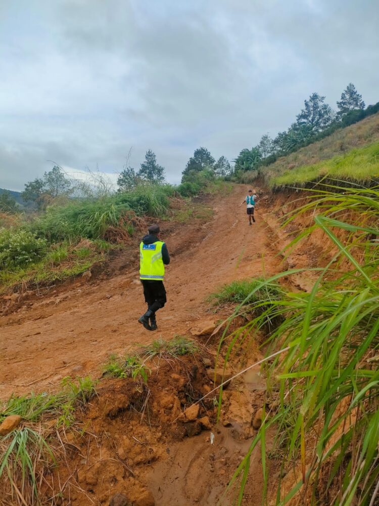 Polres Samosir Amankan Jalur Lintasan dan Kawal Pelari Trail Of The Kings 2024 Kab. Samosir