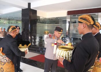 Irjen Pol Ahmad Luthfi; Tradisi Penyerahan Air suci Rangkaian HUT Bhayangkara ke 78 simbol Polda Jateng Hadir menuju Indonesia Emas