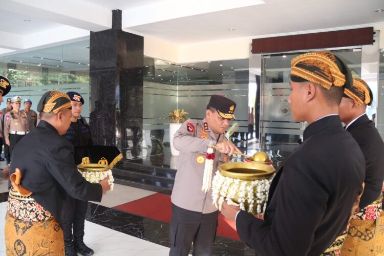 Irjen Pol Ahmad Luthfi; Tradisi Penyerahan Air suci Rangkaian HUT Bhayangkara ke 78 simbol Polda Jateng Hadir menuju Indonesia Emas