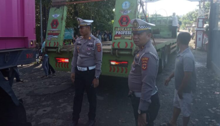 Truk Kontainer Tak Kuat Nanjak,Sat Lantas Polres Subang Gerak Cepat Atasi Kemacetan