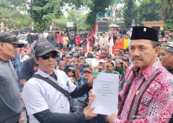 Ribuan Masa Geruduk Gedung DPRD Tulungagung Mengadu Tidak Puas Dengan Kinerja PJ Bupati