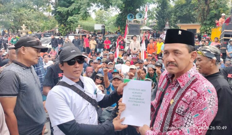 Ribuan Masa Geruduk Gedung DPRD Tulungagung Mengadu Tidak Puas Dengan Kinerja PJ Bupati