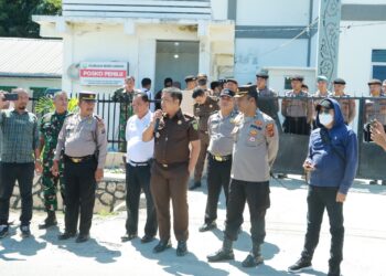 Polres Samosir Mengawal Aksi Damai LSM Pembela Kebenaran Rakyat