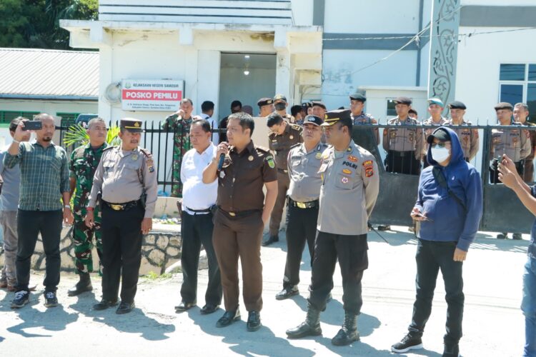 Polres Samosir Mengawal Aksi Damai LSM Pembela Kebenaran Rakyat