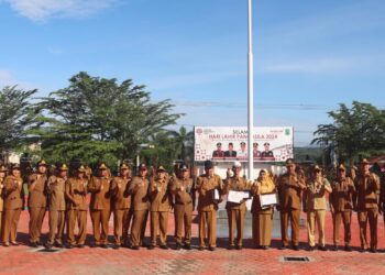 Pj.Bupati Paluta Serahkan Bantuan Tali Asih Kepada ASN Purna Tugas (Pensiun)