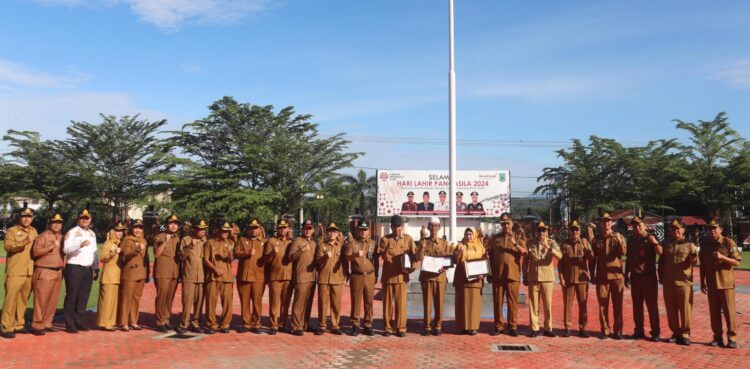 Pj.Bupati Paluta Serahkan Bantuan Tali Asih Kepada ASN Purna Tugas (Pensiun)