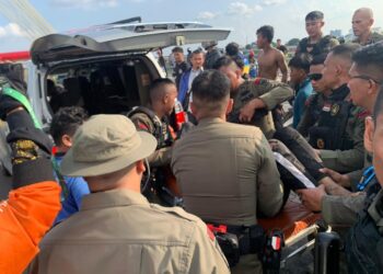 Usai latihan, Brimob Polda Riau Bantu Korban Kecelakaan di Jembatan Leton 4