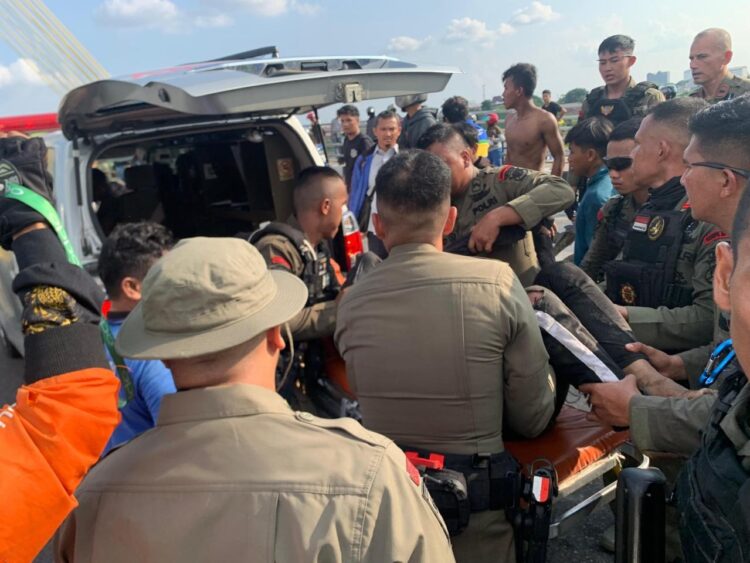 Usai latihan, Brimob Polda Riau Bantu Korban Kecelakaan di Jembatan Leton 4