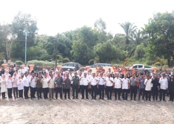 Pj.Bupati Paluta Serahkan Bantuan Alsintan Pompanisasi untuk Mendukung Program Nasional PAT Padi dan Bantuan Bibit Bawang Merah serta Cabai Merah Kepada Kelompok Tani