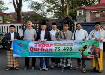 Pj Bupati Hanung Bersama Ribuan Warga Sholat Idul Adha di Alun-alum Purwokerto