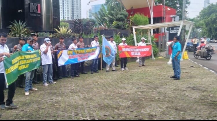 M-PERJAKONS Gelar Orasi di Gedung KPK RI Himbau KPK Turun Selidiki Dugaan Korupsi di BBWS Citanduy