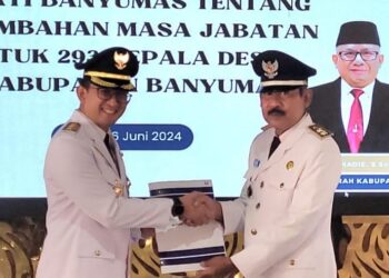 Pj Bupati Banyumas Serahkan SK Perpanjangan Jabatan Kepada 293 Kepala Desa