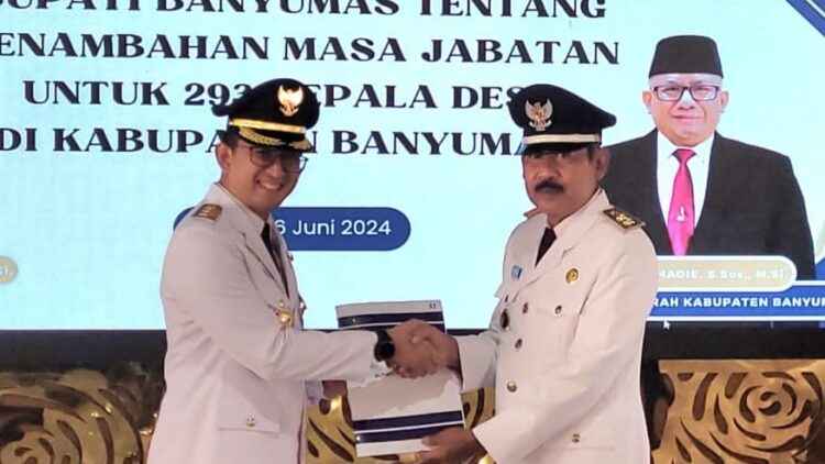 Pj Bupati Banyumas Serahkan SK Perpanjangan Jabatan Kepada 293 Kepala Desa