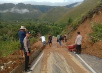 Personil Polsek Onanrunggu, Polsek Harian dan Polsek Simanindo Bersama Masyarakat Bersihkan Material Yang Menutupi Jalan Ringroad Kabupaten Samosir