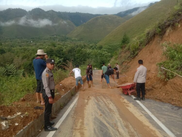 Personil Polsek Onanrunggu, Polsek Harian dan Polsek Simanindo Bersama Masyarakat Bersihkan Material Yang Menutupi Jalan Ringroad Kabupaten Samosir