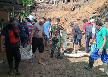Polsek Bobotsari Ikut Kerja Bakti Bersihkan Tanah Longsor