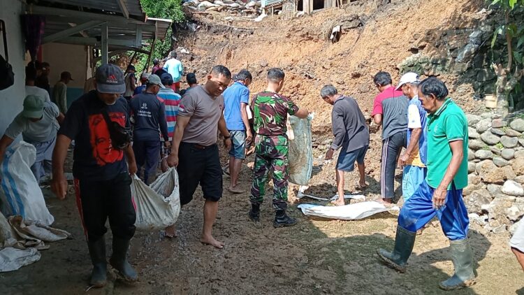 Polsek Bobotsari Ikut Kerja Bakti Bersihkan Tanah Longsor