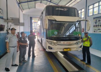 Jasa Raharja Bersama Kepolisian dan Dinas Perhubungan Lakukan Ramp Check Perusahaan Otobus Pengantar Jemaah Haji Kabupaten Sampang