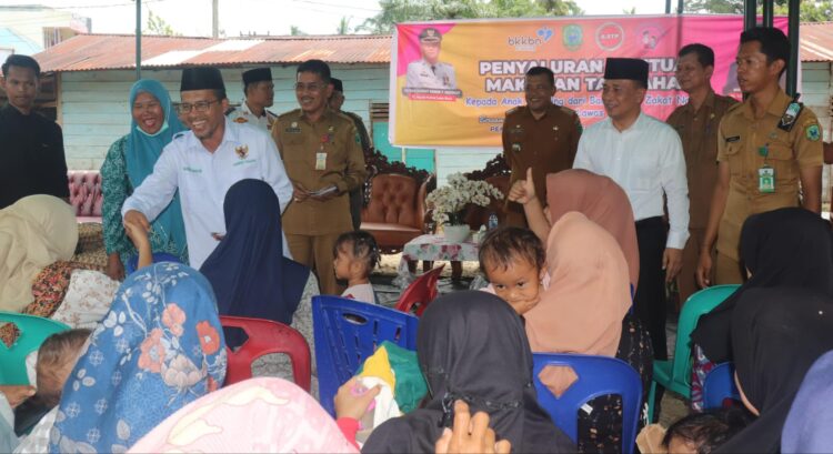 Pj.Bupati Paluta Berikan Bantuan Makanan Tambahan kepada 29 Orang  Balita Yang Mengalami Stunting di Kecamatan Halongonan
