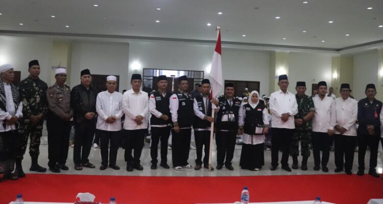 Pj.Bupati Padang Lawas Utara Hadiri Upacara Penyerahan Tunggul Kecamatan Terbaik Tingkat Provinsi Sumatera Utara Kategori Kabupaten Tahun 2023 Oleh Pj.Gubernur Sumut