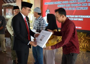 Pj Bupati Banyumas Serahkan Gerobak Dagang Untuk Puluhan PKL