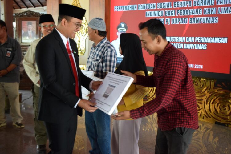 Pj Bupati Banyumas Serahkan Gerobak Dagang Untuk Puluhan PKL