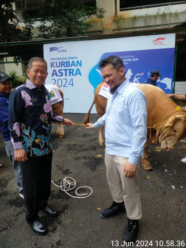 Walikota Jakut Menerima Secara Simbolis Penyerahan Hewan Qurban