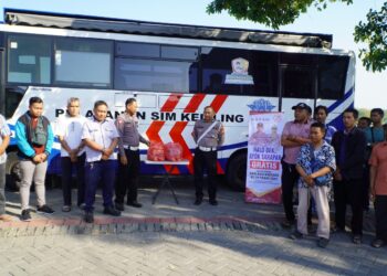 Satlantas Polres Gresik Bagikan Sarapan Gratis kepada Pemohon SIM Keliling dalam Rangka Hari Jadi Bhayangkara ke-78