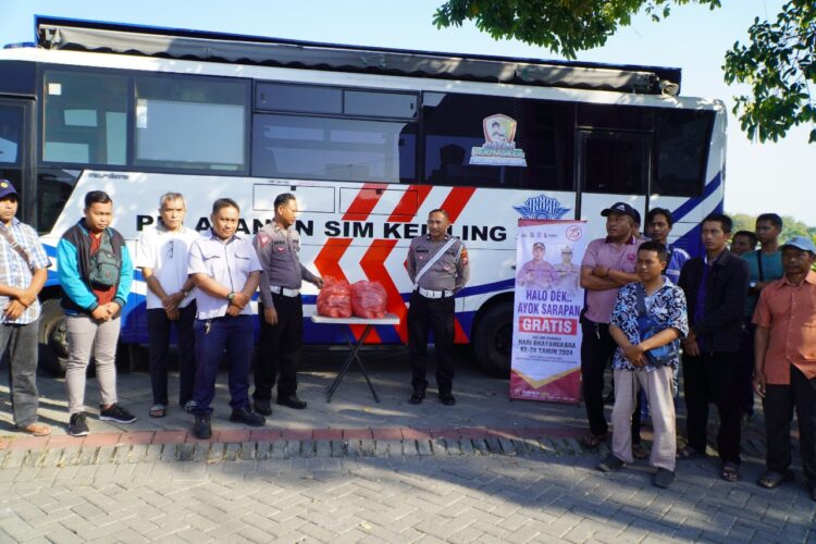 Satlantas Polres Gresik Bagikan Sarapan Gratis kepada Pemohon SIM Keliling dalam Rangka Hari Jadi Bhayangkara ke-78