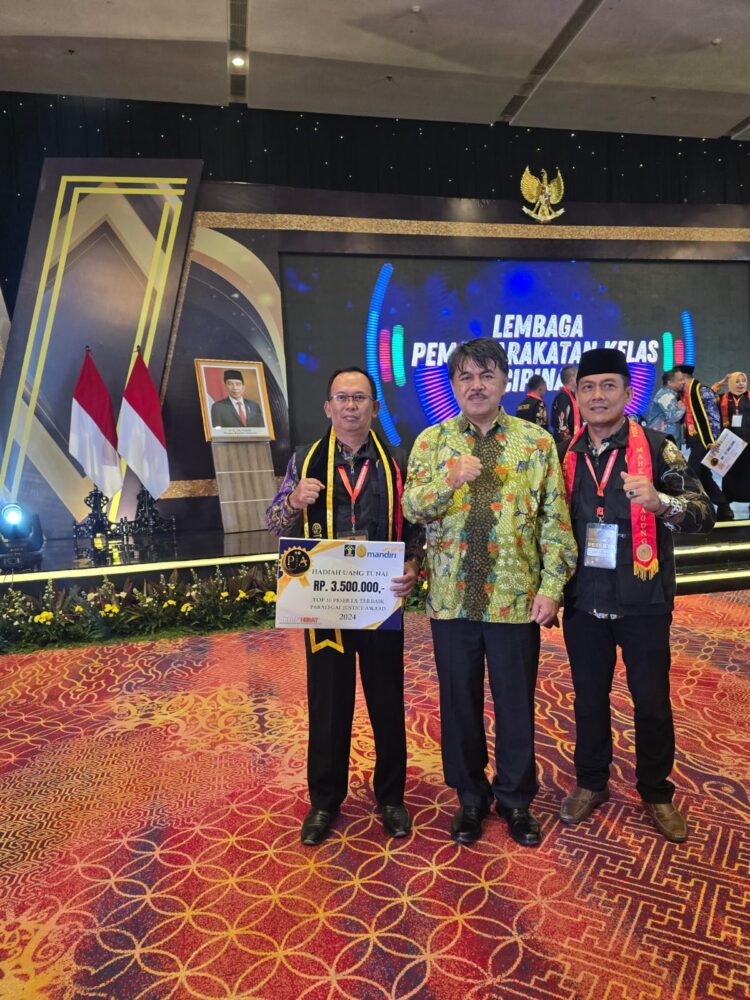Sekretaris Daerah Kabupaten Pringsewu Heri Iswahyudi Hadiri Kegiatan Penganugerahan Paralegal Justice Award 2024