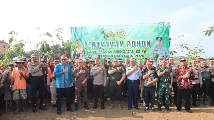 Hari Bhayangkara Ke-78, Polres Purbalingga Gelar Penanaman Pohon, Pemberian Bibit dan Serahkan Beasiswa