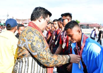 Bupati Samosir Serahkan Piala Festival Solu Bolon 2024