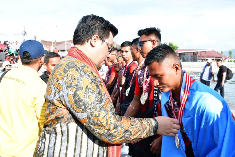 Bupati Samosir Serahkan Piala Festival Solu Bolon 2024