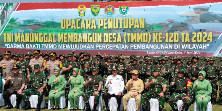 Secara Resmi Wakasad Letjen Tandyo Budi Revita S.Sos Tutup Kegiatan TMMD ke-120 Kodim 0404/ME