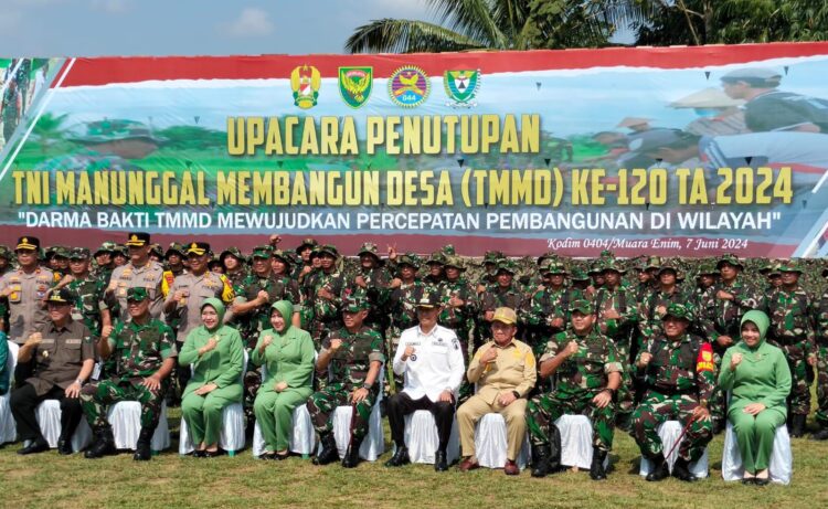 Secara Resmi Wakasad Letjen Tandyo Budi Revita S.Sos Tutup Kegiatan TMMD ke-120 Kodim 0404/ME