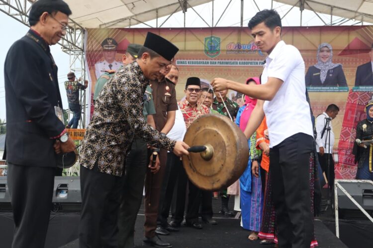 Pemkab Paluta Raih Rekor MURI Indonesia “”Tor-tor Naposo Nauli Bulung Kabupaten Padang Lawas Utara Sebanyak 1556 Siswa/i Sekolah Dasar”