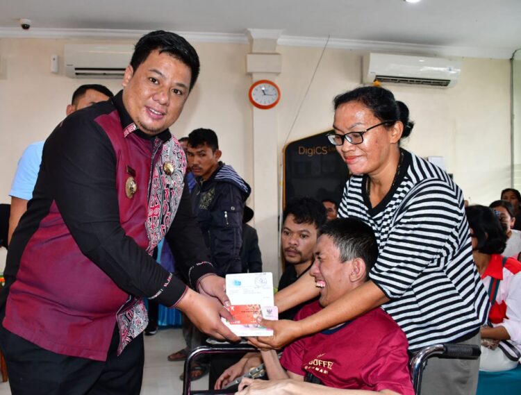 Bupati Samosir Salurkan Bansos Untuk Penyandang Disabilitas, Anak Terlantar dan Lanjut Usia Terlantar