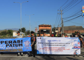 Jasa Raharja Gelar Aksi Simpatik dan Sosialisasi Operasi Patuh Semeru 2024 di Exit Tol Gending Probolinggo.