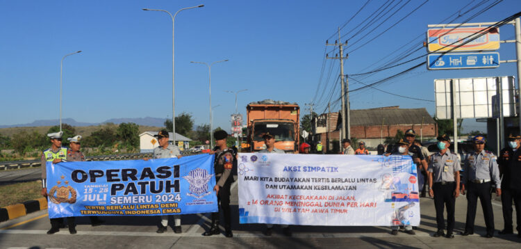 Jasa Raharja Gelar Aksi Simpatik dan Sosialisasi Operasi Patuh Semeru 2024 di Exit Tol Gending Probolinggo.